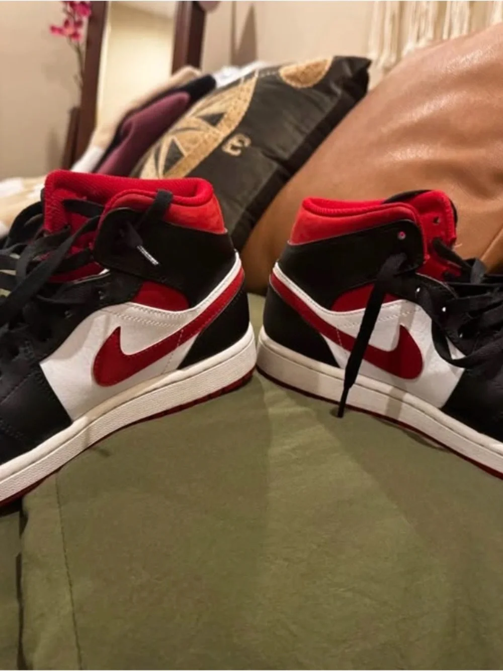 Nike Air Jordan 1 Mid.  Like new excellent condition.  Men’s size 7/Women’s 8.5